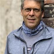 Maestro de Oratoria y Comunicación, especializado en mejorar comprensiión de lectura y exposición de ideas en público